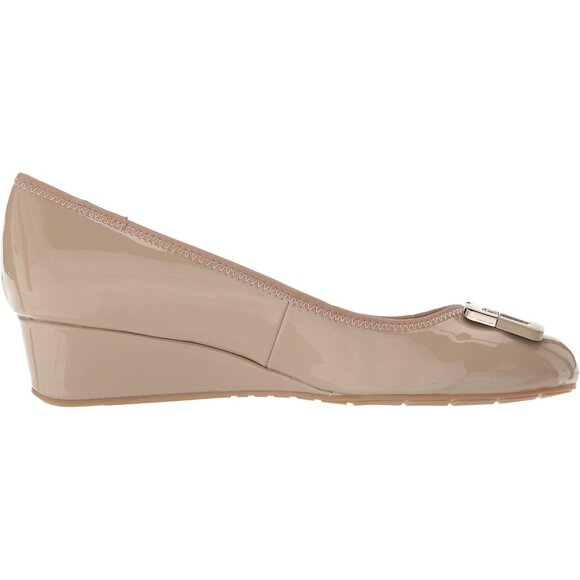 Bandolino Womens Beige Cafe Closed Rounded Toe Flexible Wedge Flat Tad Pump - Picture 6 of 8